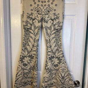 Free People Bali Cream Printed Super Flare Jeans Size 26 Raw Hem Floral Boho